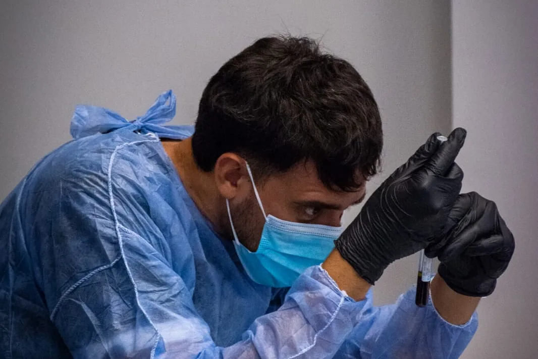 Bioquímico de AV procesando una muestra