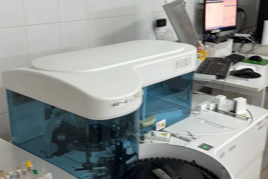 Autoanalizador del laboratorio en funcionamiento