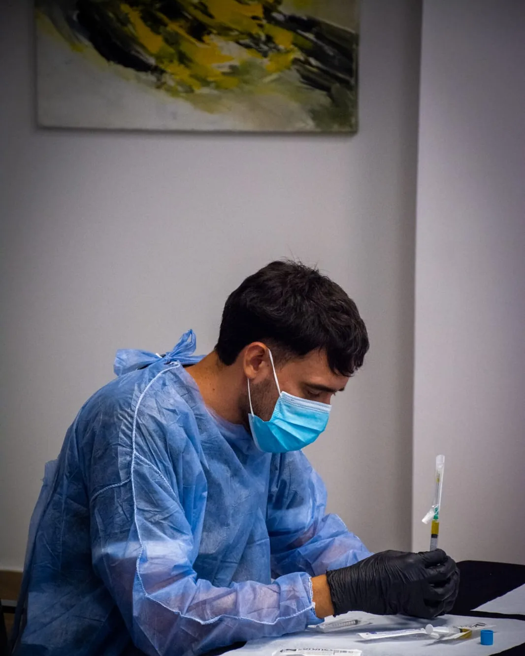 Bioquímico de AV trabajando con equipo de protección personal