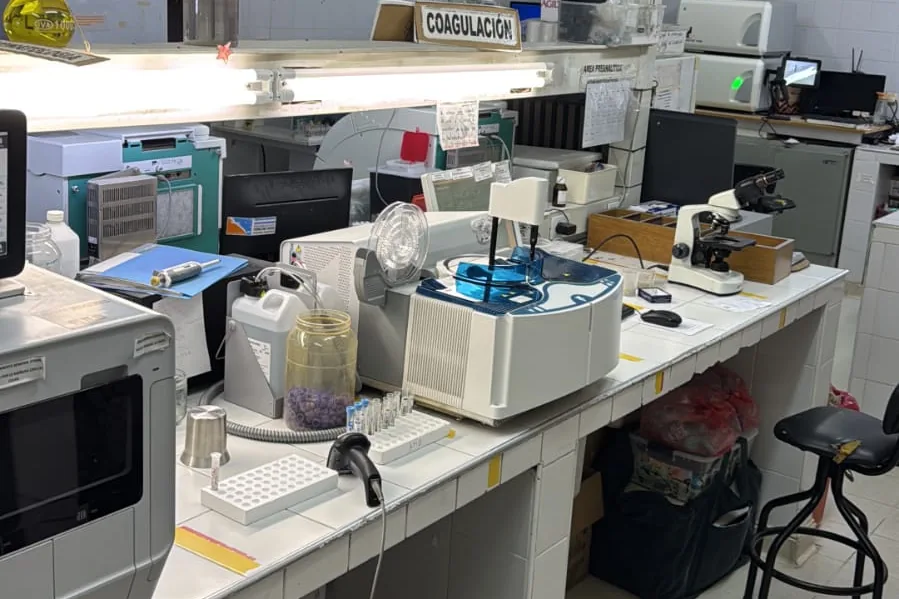 Sala del laboratorio con los equipos de análisis